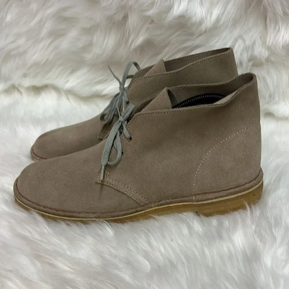 Clarks Men's‎ Desert Coal in Stone Suede Chukka Boots Size 8.5 B26